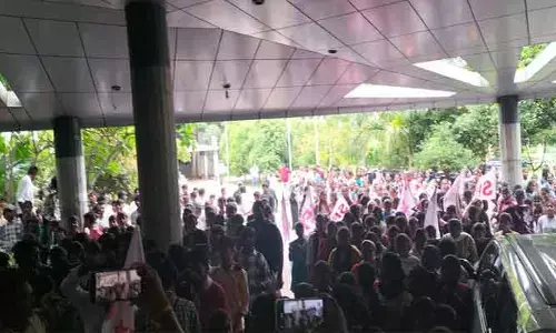 సంగారెడ్డి కలెక్టరేట్ లో ఉద్రిక్తత
