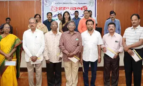 భూ నిర్వాసితులకు చెక్కుల పంపిణీ చేసిన కలెక్టర్..