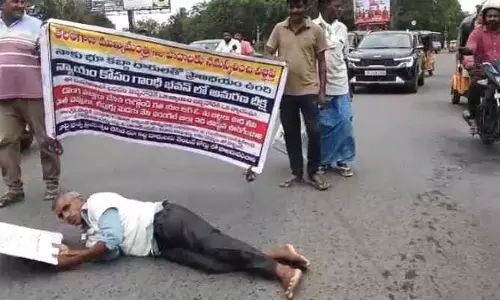 పోలీసుల అవినీతి అంతం కావాలంటూ పొర్లు దండాలతో నిరసన