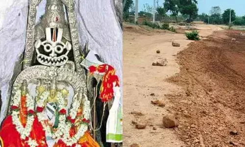 కొమ్మాల లక్ష్మీ నరసింహుని గుట్ట చుట్టూ శాశ్వత రహదారి ఆక్రమణ