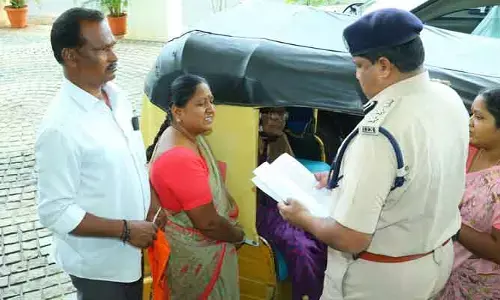 ఆటో వద్దకే వెళ్లి సమస్య తెలుసుకున్న జిల్లా ఎస్పీ..