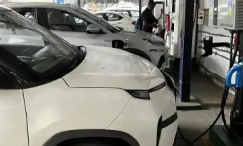 EV Sales: వాహన రంగంలో రికార్డు స్థాయికి చేరిన ఈవీలు