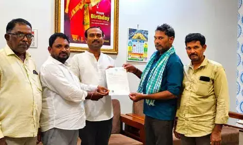 ఎమ్మెల్యే చొరవతో రూ.2 లక్షల ఎల్‌ఓసీ మంజూరు
