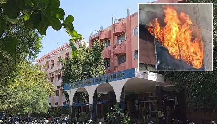 నాంపల్లి కోర్టులో భారీ అగ్ని ప్రమాదం.. అర్ధరాత్రి చెలరేగిన మంటలు నాంపల్లి కోర్టులో భారీ అగ్ని ప్రమాదం.. అర్ధరాత్రి చెలరేగిన మంటలు