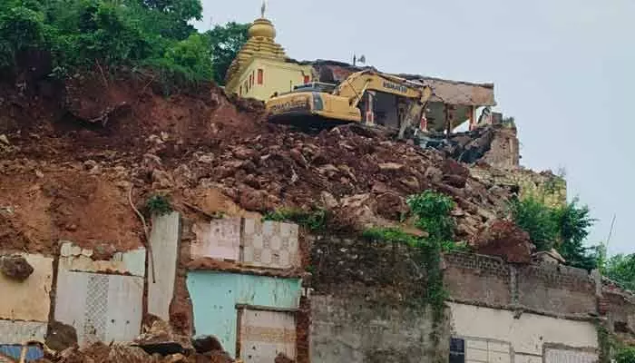 నేలమట్టమైన శతాబ్ది కాలం నాటి ఆలయం.. నేలమట్టమైన శతాబ్ది కాలం నాటి ఆలయం..