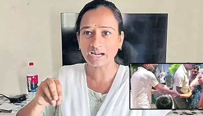 తెలంగాణ జర్నలిస్ట్ కేవీఆర్ భార్యపై కేసు.. పోలీసుల విధులకు ఆటంకం కలిగించారని జీరో ఎఫ్ఐఆర్ తెలంగాణ జర్నలిస్ట్ కేవీఆర్ భార్యపై కేసు.. పోలీసుల విధులకు ఆటంకం కలిగించారని జీరో ఎఫ్ఐఆర్