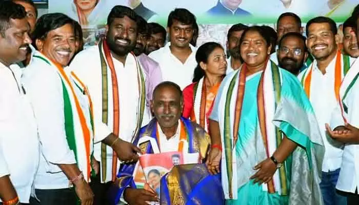 కాంగ్రెస్కు ఊపిరిపోసిండు: మంత్రి సీతక్క కాంగ్రెస్కు ఊపిరిపోసిండు: మంత్రి సీతక్క