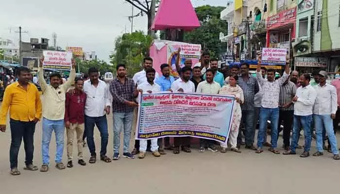 ప్రైవేట్ అక్రమ ఫీజు దోపిడీపై రణం..! ప్రైవేట్ అక్రమ ఫీజు దోపిడీపై రణం..!
