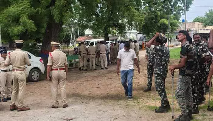 ఎమ్మెల్యే పర్యటనలో భారీ బందోబస్తు ఎమ్మెల్యే పర్యటనలో భారీ బందోబస్తు
