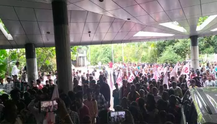 సంగారెడ్డి కలెక్టరేట్ లో ఉద్రిక్తత సంగారెడ్డి కలెక్టరేట్ లో ఉద్రిక్తత