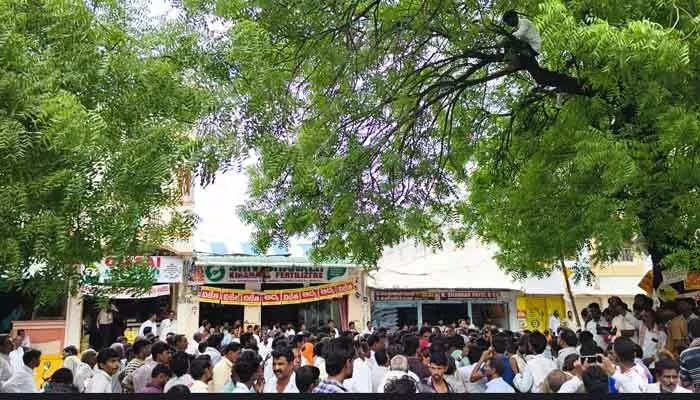 విత్తన బ్యాగులు ఇస్తారు.. కాలాన్ని తిరిగి ఇస్తారా..! విత్తన బ్యాగులు ఇస్తారు.. కాలాన్ని తిరిగి ఇస్తారా..!