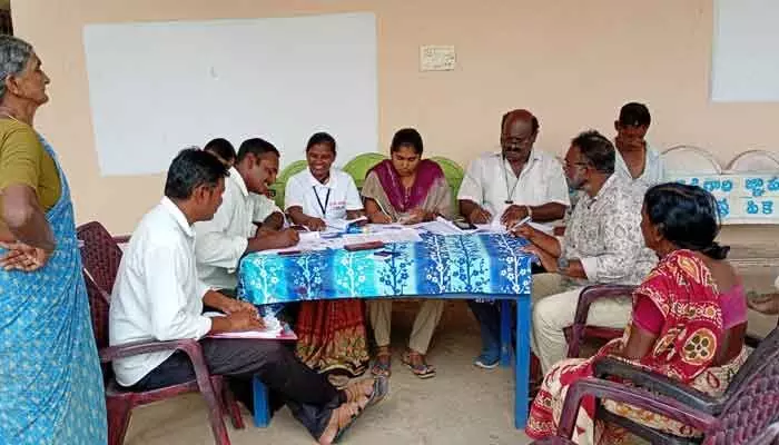 సర్ అంతా గందరగోళం.. ఫారాలు నింపడానికి ప్రజలకు తప్పని తిప్పలు సర్ అంతా గందరగోళం.. ఫారాలు నింపడానికి ప్రజలకు తప్పని తిప్పలు