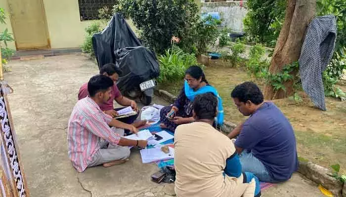 కరెంట్ పోతే జియో సిగ్నల్ కట్.. ఎస్ఐఆర్ (SIR) సర్వేకు తీవ్ర ఆటంకం కరెంట్ పోతే జియో సిగ్నల్ కట్.. ఎస్ఐఆర్ (SIR) సర్వేకు తీవ్ర ఆటంకం