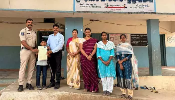 కాసుల చదువు వద్దు.. సర్కారు బడే ముద్దు.. ఆదర్శంగా నిలిచిన ఖాకీ..! కాసుల చదువు వద్దు.. సర్కారు బడే ముద్దు.. ఆదర్శంగా నిలిచిన ఖాకీ..!