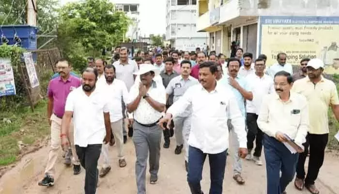 క్యాతనపల్లి మున్సిపాలిటీలో మంత్రి వివేక్ మార్నింగ్ వాక్.. క్యాతనపల్లి మున్సిపాలిటీలో మంత్రి వివేక్ మార్నింగ్ వాక్..