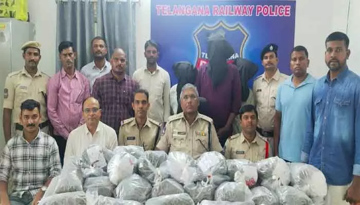రైలు మార్గంలో గంజాయి అక్రమ రవాణా భగ్నం.. ముగ్గురి అరెస్ట్ రైలు మార్గంలో గంజాయి అక్రమ రవాణా భగ్నం.. ముగ్గురి అరెస్ట్