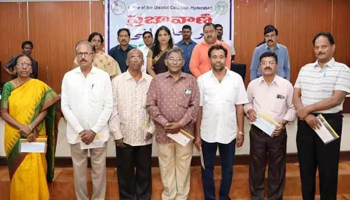 భూ నిర్వాసితులకు చెక్కుల పంపిణీ చేసిన కలెక్టర్.. భూ నిర్వాసితులకు చెక్కుల పంపిణీ చేసిన కలెక్టర్..