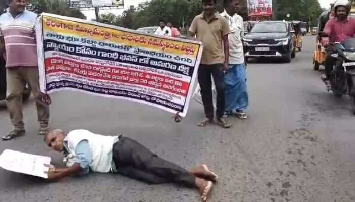 పోలీసుల అవినీతి అంతం కావాలంటూ పొర్లు దండాలతో నిరసన పోలీసుల అవినీతి అంతం కావాలంటూ పొర్లు దండాలతో నిరసన