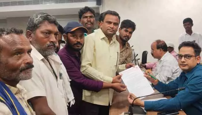 భగీరథ కార్మికుల పెండింగ్ వేతనాలు వెంటనే చెల్లించాలి భగీరథ కార్మికుల పెండింగ్ వేతనాలు వెంటనే చెల్లించాలి