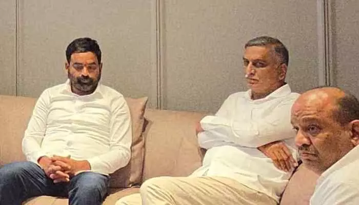 శంభీపూర్ రాజును పరామర్శిస్తున్న హరీష్ రావు శంభీపూర్ రాజును పరామర్శిస్తున్న హరీష్ రావు