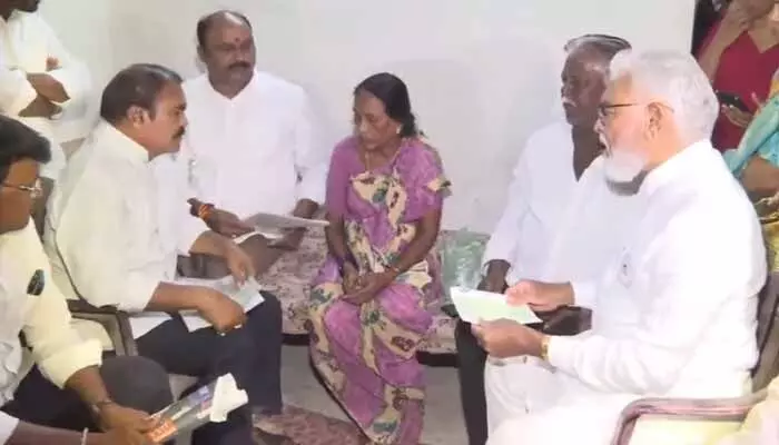 సాయికృష్ణ తల్లి విజయలక్ష్మికి భారీ ఆర్థిక సాయం.. చెక్కు అందజేత సాయికృష్ణ తల్లి విజయలక్ష్మికి భారీ ఆర్థిక సాయం.. చెక్కు అందజేత