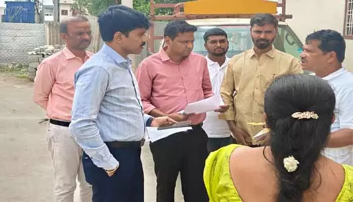 ఎస్ఐఆర్లో పొరపాట్లకు తావివ్వొద్దు : కలెక్టర్ ఎస్ఐఆర్లో పొరపాట్లకు తావివ్వొద్దు : కలెక్టర్