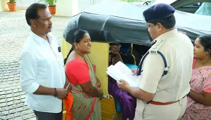 ఆటో వద్దకే వెళ్లి సమస్య తెలుసుకున్న జిల్లా ఎస్పీ.. ఆటో వద్దకే వెళ్లి సమస్య తెలుసుకున్న జిల్లా ఎస్పీ..
