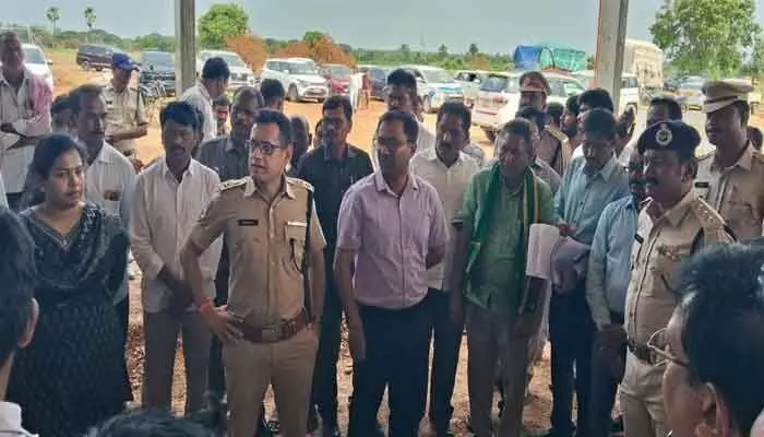 చింతకాని సభ ఏర్పాట్లను పరిశీలించిన కలెక్టర్.. చింతకాని సభ ఏర్పాట్లను పరిశీలించిన కలెక్టర్..