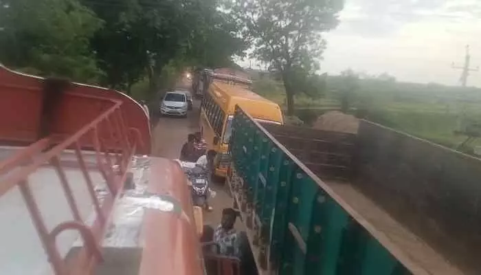 ఊటూర్ రోడ్డులో ట్రాఫిక్ జామ్ ఊటూర్ రోడ్డులో ట్రాఫిక్ జామ్