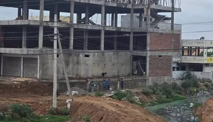 చౌటుప్పల్లో నాళాను మింగేసిన ఘనులు చౌటుప్పల్లో నాళాను మింగేసిన ఘనులు