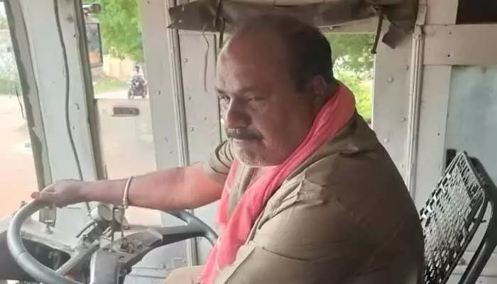 ఆర్టీసీ డ్రైవర్ బ్యాగ్ చోరీ...కీలక పత్రాలు అపహరణ ఆర్టీసీ డ్రైవర్ బ్యాగ్ చోరీ...కీలక పత్రాలు అపహరణ