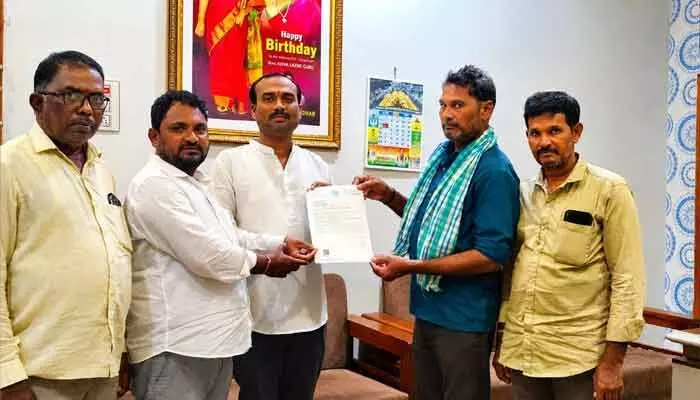ఎమ్మెల్యే చొరవతో రూ.2 లక్షల ఎల్ఓసీ మంజూరు ఎమ్మెల్యే చొరవతో రూ.2 లక్షల ఎల్ఓసీ మంజూరు
