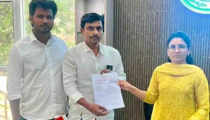 సీసీ రోడ్డు నిర్మాణానికి నిధులు మంజూరు చేయాలని వినతి సీసీ రోడ్డు నిర్మాణానికి నిధులు మంజూరు చేయాలని వినతి
