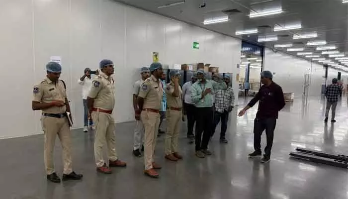 సోలార్ కంపెనీని సందర్శించిన డీసీపీ యోగేష్ గౌతమ్ సోలార్ కంపెనీని సందర్శించిన డీసీపీ యోగేష్ గౌతమ్