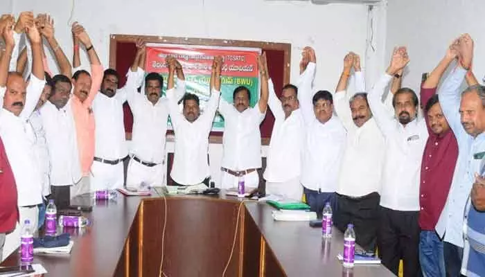 ఆర్టీసీ ఉద్యోగులను వెంటనే ప్రభుత్వంలో విలీనం చేయాలి ఆర్టీసీ ఉద్యోగులను వెంటనే ప్రభుత్వంలో విలీనం చేయాలి