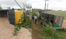 అదుపుతప్పి బోల్తా పడిన ఇసుక టిప్పర్.. డ్రైవర్ అక్కడికక్కడే మృతి అదుపుతప్పి బోల్తా పడిన ఇసుక టిప్పర్.. డ్రైవర్ అక్కడికక్కడే మృతి