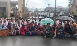 కలెక్టరేట్ వద్ద ఉద్రిక్తత.. భూములను తిరిగి ఇవ్వాలని రైతుల ధర్నా