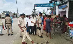 రోడ్లను ఆక్రమించి ట్రాఫిక్కు అంతరాయం కలిగించొద్దు : ఎస్ఐ మధు రోడ్లను ఆక్రమించి ట్రాఫిక్కు అంతరాయం కలిగించొద్దు : ఎస్ఐ మధు