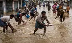 భారీ వర్షాలకు నదులుగా మారిన రోడ్లు.. చేపల కోసం ఎగబడ్డ స్థానికులు