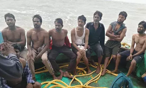 ఊపిరి పీల్చుకున్న తీరం.. పారాదీప్‌కు సురక్షితంగా 10 మంది ఏపీ మత్స్యకారులు
