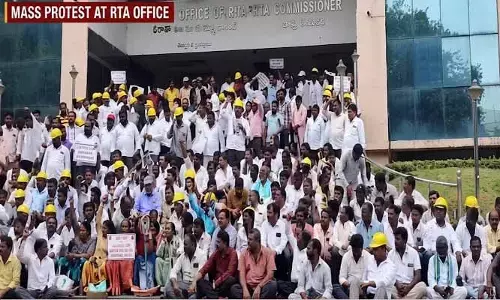 ఖైరతాబాద్ ఆర్టీవో కార్యాలయం వద్ద తీవ్ర ఉద్రిక్తత.. గేట్లు బద్దలుకొట్టి లోపలికి దూసుకెళ్లిన కార్మికులు