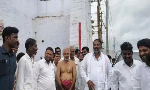 పడమటి ఆంజనేయస్వామి ఆలయ రాజగోపురం పనుల ప్రారంభంలో ఆలస్యం.. మంత్రి ఆగ్రహం