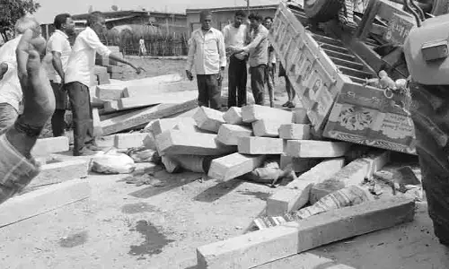 బాబా సాగర్ వద్ద ఘోర ప్రమాదం.. ఇద్దరు మృతి