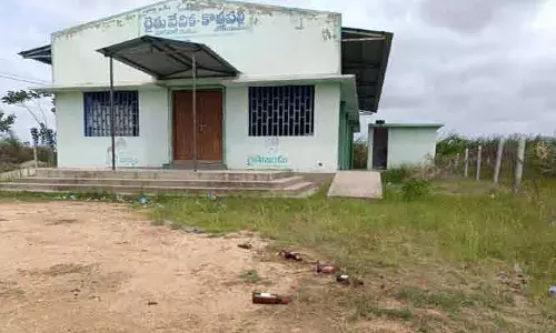మందుబాబులకు అడ్డాగా  రైతు వేదిక
