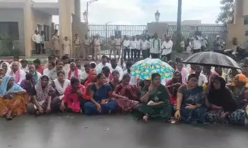 కలెక్టరేట్ వద్ద ఉద్రిక్తత.. భూములను తిరిగి ఇవ్వాలని రైతుల ధర్నా