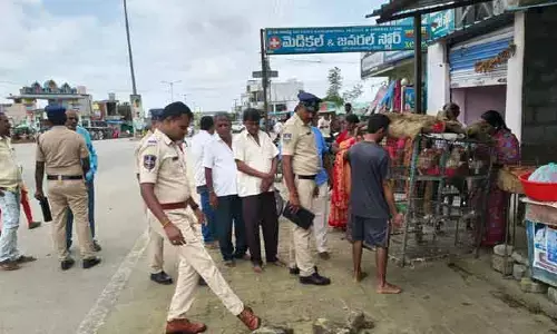 రోడ్లను ఆక్రమించి ట్రాఫిక్‌కు అంతరాయం కలిగించొద్దు : ఎస్‌ఐ మధు