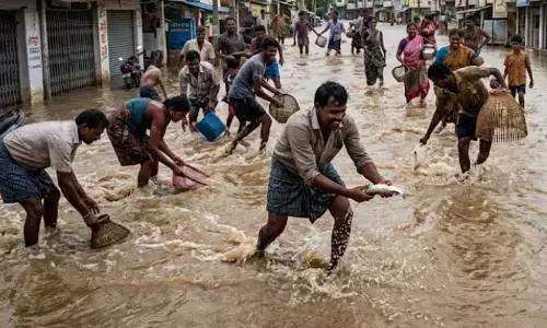 భారీ వర్షాలకు నదులుగా మారిన రోడ్లు.. చేపల కోసం ఎగబడ్డ స్థానికులు