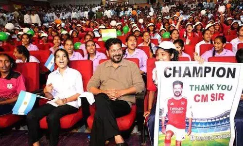 విద్యార్థులతో కలిసి ఫుట్‌బాల్ మ్యాచ్‌ వీక్షించిన సీఎం రేవంత్ రెడ్డి