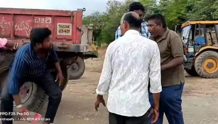 చెరువులో అక్రమ మట్టి తవ్వకాలు.. అడ్డుకున్న అధికారిపై దాడికి యత్నం చెరువులో అక్రమ మట్టి తవ్వకాలు.. అడ్డుకున్న అధికారిపై దాడికి యత్నం