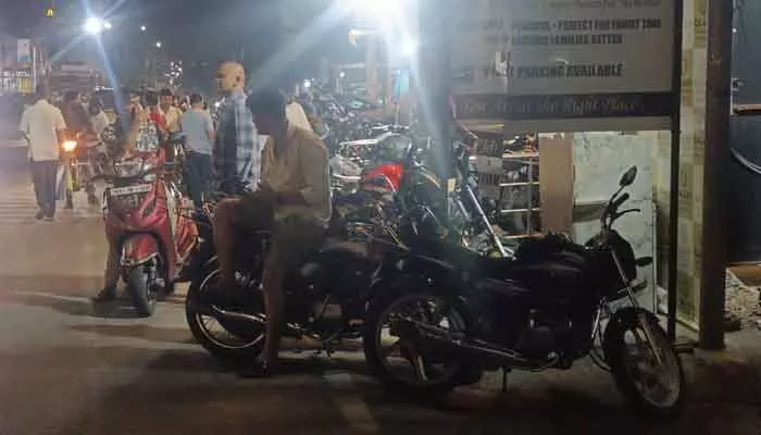 కర్మన్ఘాట్ చౌరస్తాలో ట్రాఫిక్ గందరగోళం.. అధికారుల నిర్లక్ష్యమే కారణమా? కర్మన్ఘాట్ చౌరస్తాలో ట్రాఫిక్ గందరగోళం.. అధికారుల నిర్లక్ష్యమే కారణమా?